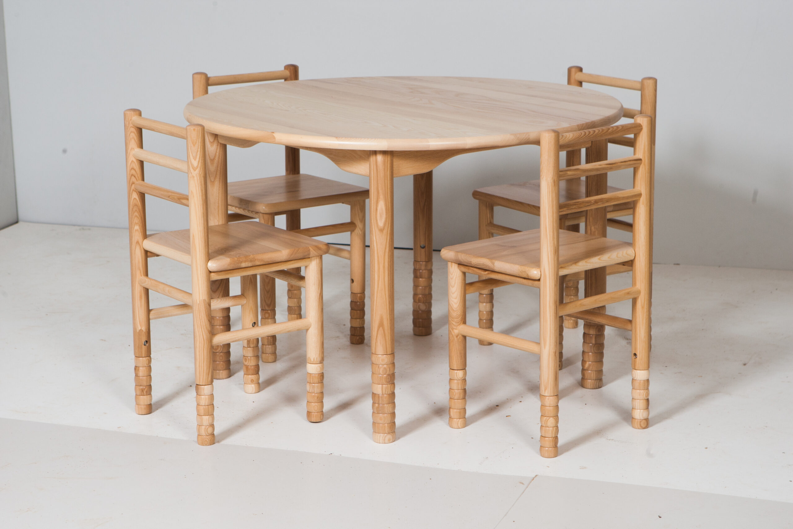 100x100-apvalus-scaled Medinis apvalus nereguliuojamo aukščio stalas ERGO - Image 1