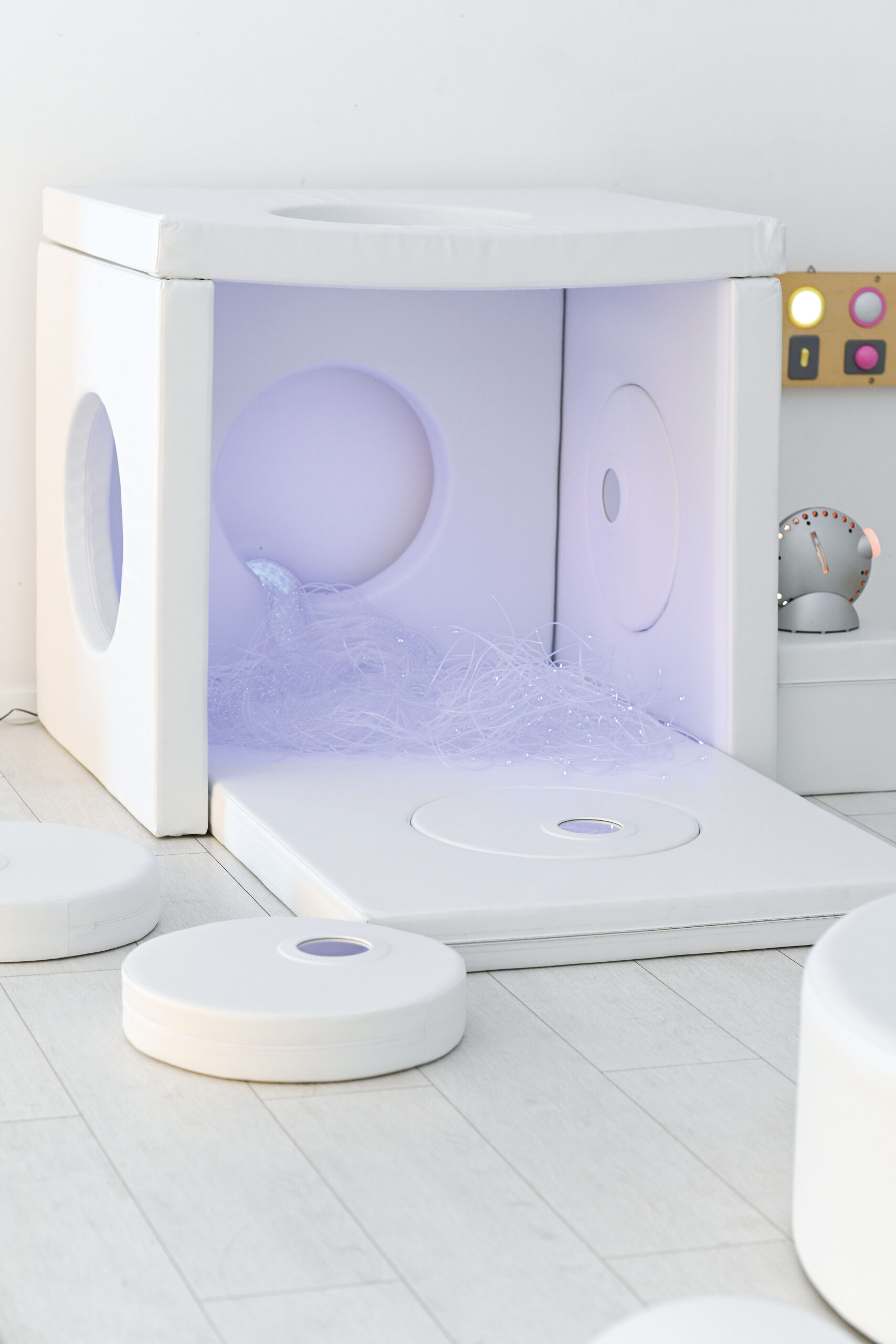 855380_f_24 Baltas išlankstomas namukas su veidrodžiais 855380 - Image 1