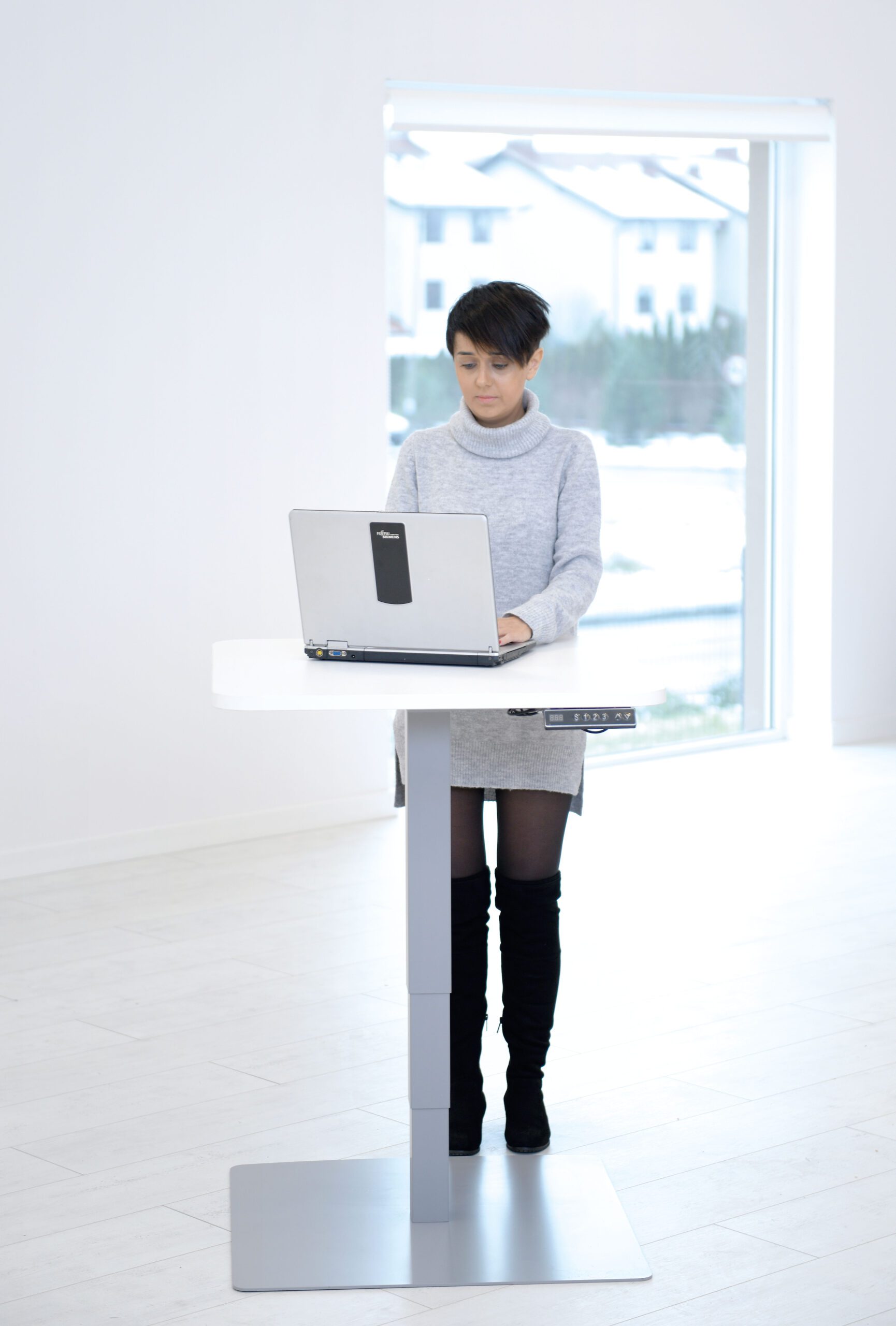 096828_f_18 Reguliuojamas kvadratinis stalas / įvairių spalvų - Image 1