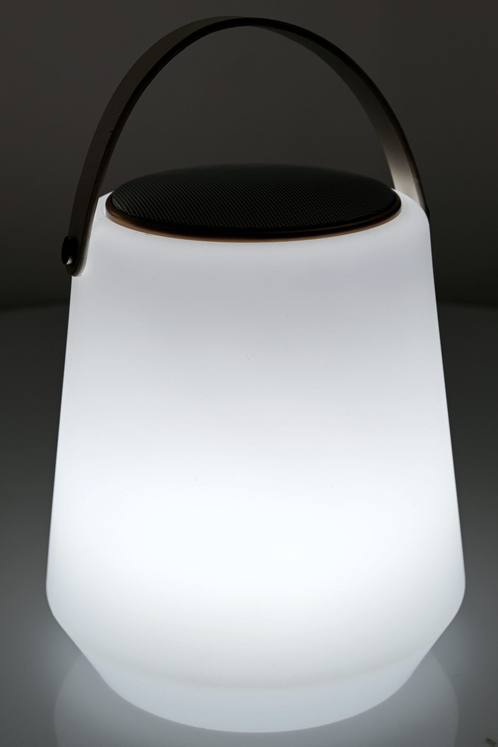 nesiojama-led-lempa-su-garsiakalbiu-554309-main Nešiojama LED lempa su garsiakalbiu 554309 - Image 1